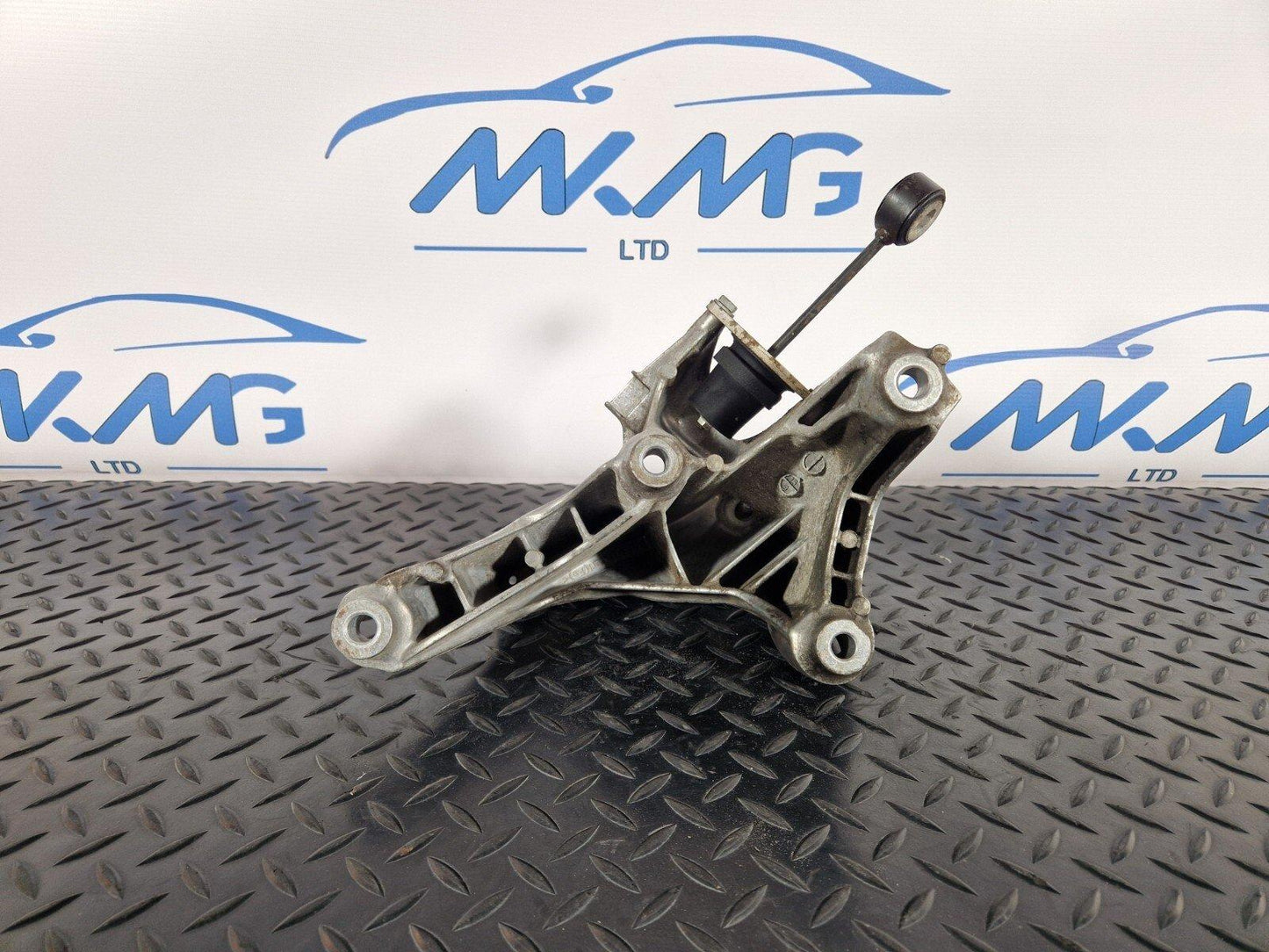 16-19 AUDI A4 B9 GENUINE LEFT N/S ENGINE MOUNT BRACKET 4M0199307AD