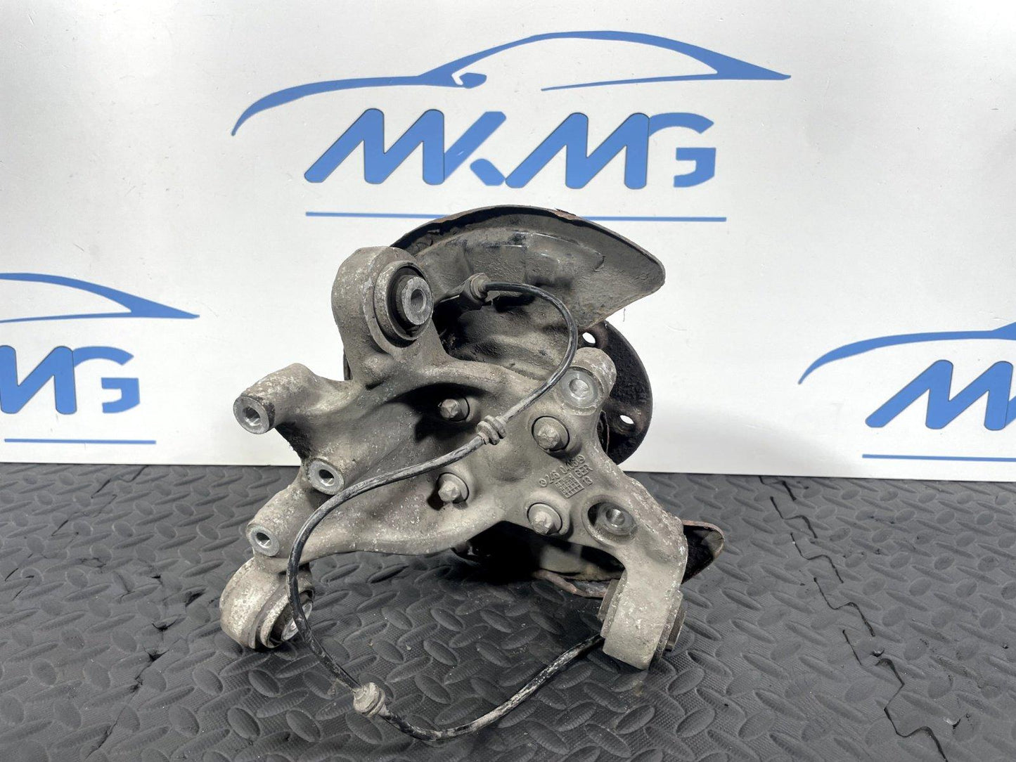 12-18 MERCEDES A B CLA W176 W246 C117 GENUINE REAR RIGHT SIDE WHEEL HUB A2460406