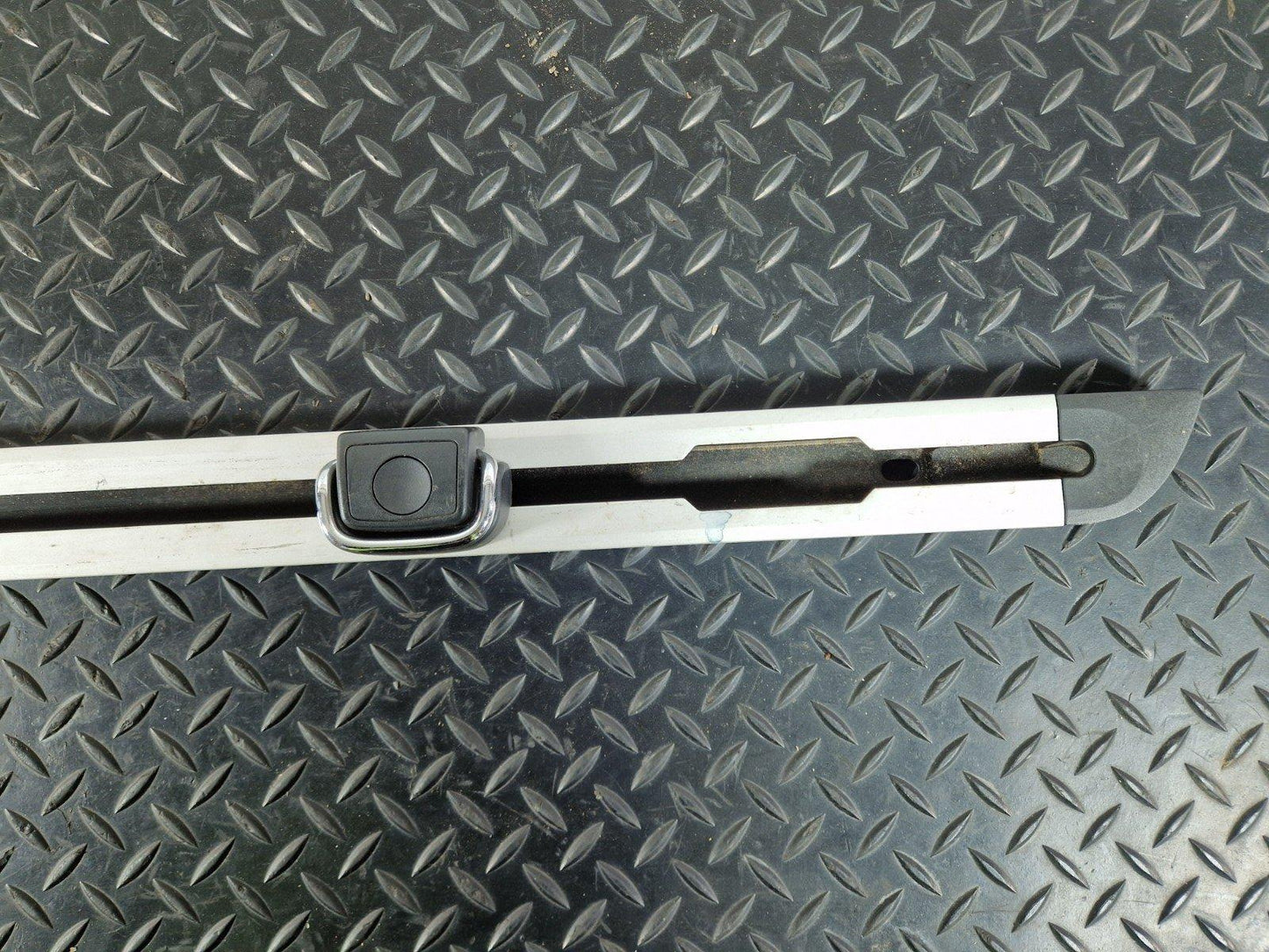 12-18 AUDI A6 C7 GENUINE LEFT N/S BOOT LUGGAGE COMPARTMENT MOUNT RAIL 4G9863555A