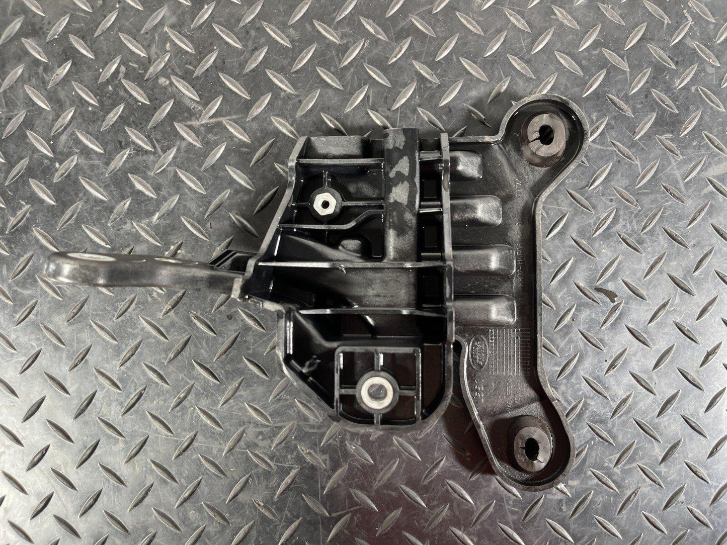 2019-ON  LAND ROVER DISCOVERY L550 AIR FILTER BOX MOUNTING BRACKET K8D2114B06A