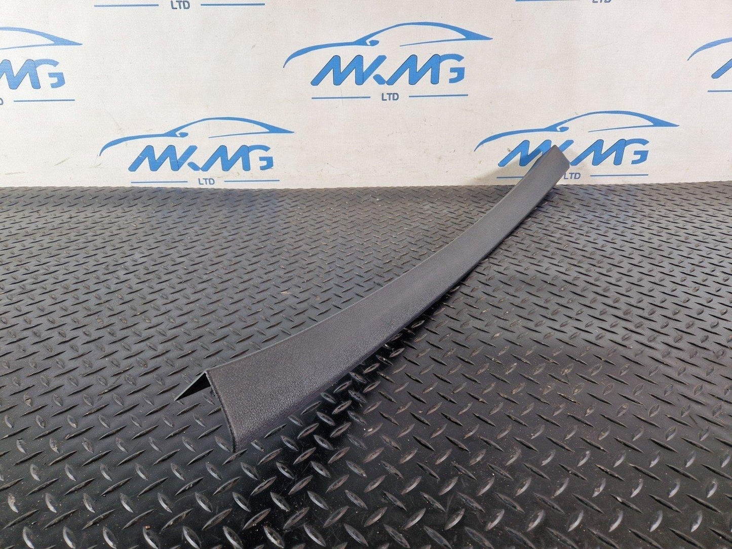 10-15 AUDI Q7 4L GENUINE TAILGATE CENTRE COVER TRIM 4L0867606