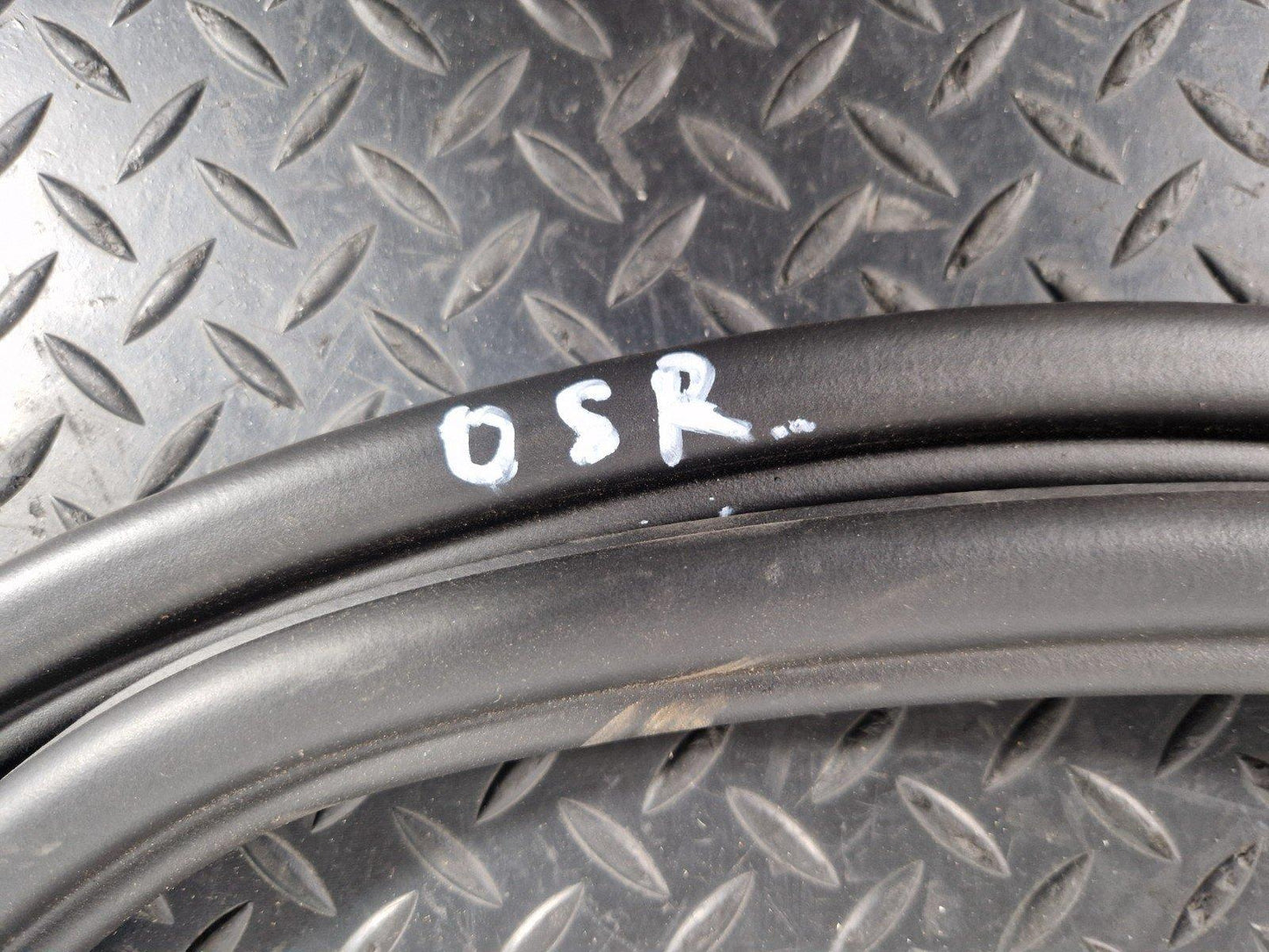 19-ON RANGE ROVER EVOQUE L551 GENUINE REAR RIGHT O/S DOOR SEAL K8D2-253A10-AC
