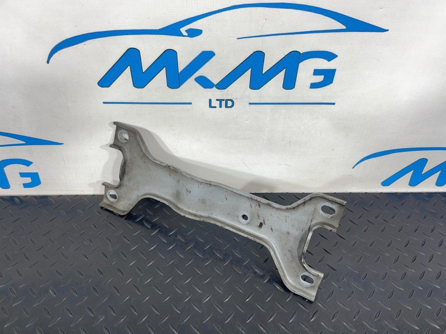 19-ON MERCEDES A CLA C188 V177 EQ 250E EXHAUST SYSTEM CENTRE BRACKET A2474921500