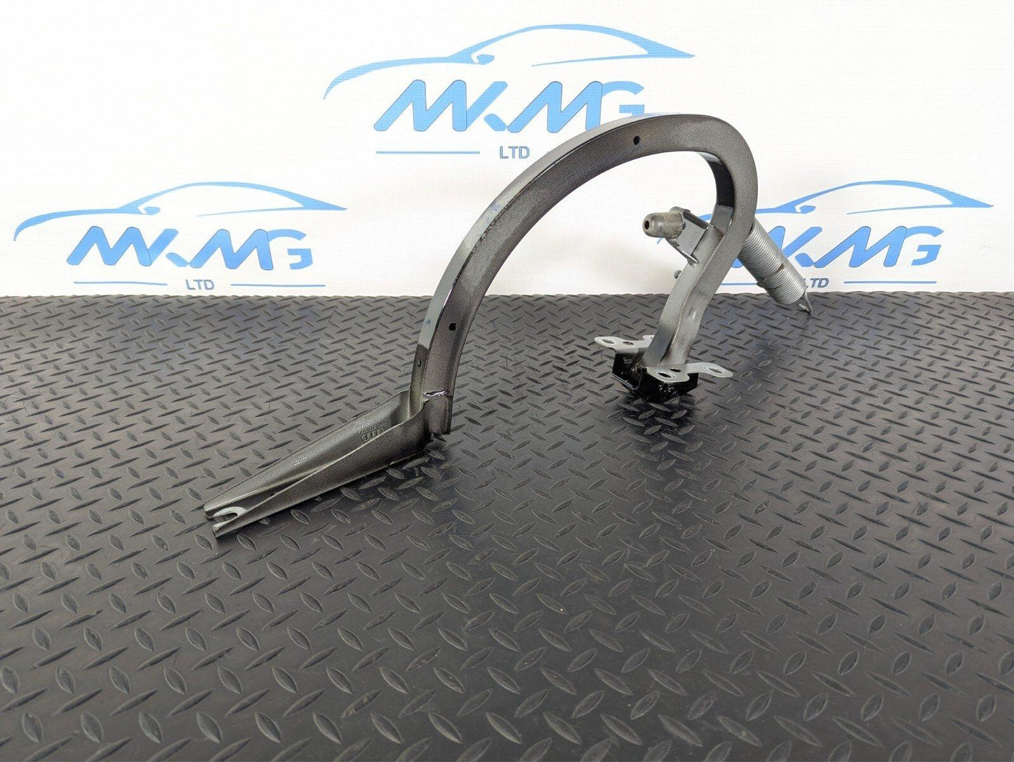 16-19 AUDI A4 B9 SALOON OEM REAR RIGHT O/S BOOT HINGE IN BLACK Y9B 8W5827302A