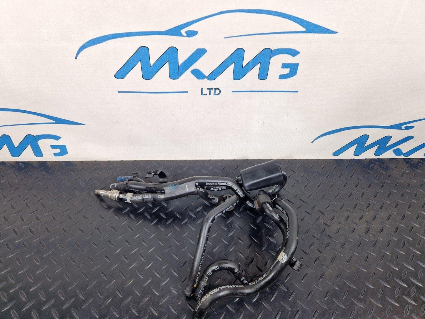 16-19 AUDI A4 B9 GENUINE FUEL PIPES LINES TUBES 8W0201729 04L201056