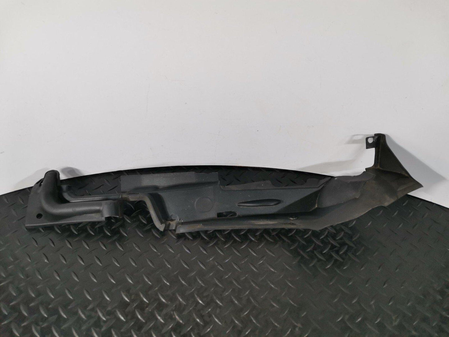 16-19 AUDI A4 B9 SALOON GENUINE RIGHT DRIVER SIDE WING PANEL  SEAL 8W0821170