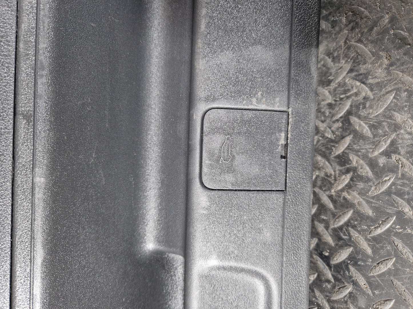 16-19 AUDI A4 B9 AVANT GENUINE BOOTLID/TAILGATE TRIM COVER BLACK 8W9867979