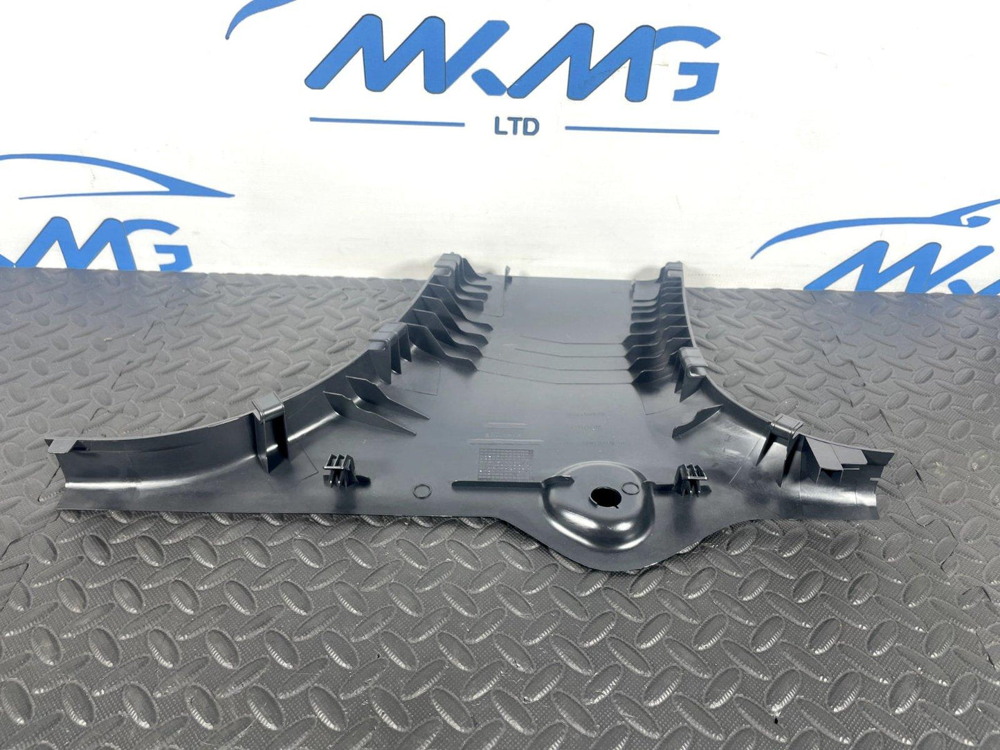 12-18 MERCEDES A CLASS W176 PASSENGER SIDE LOWER B-PILLAR COVER TRIM A1766920100