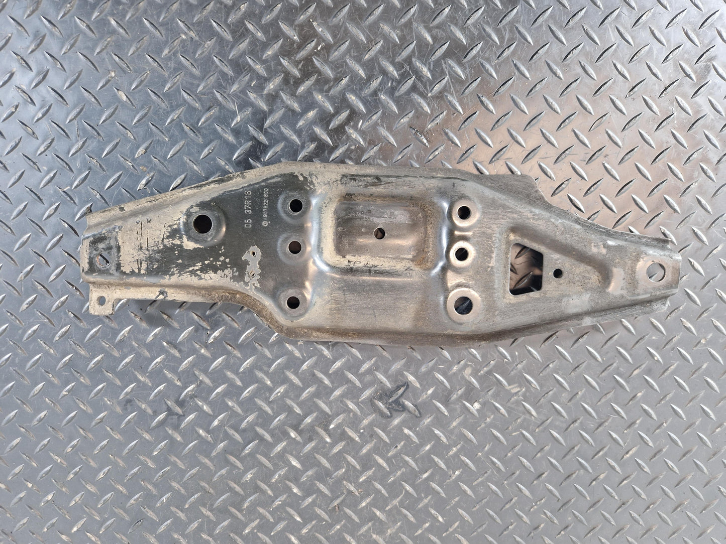 18-ON MERCEDES SPRINTER W907 FRONT BRACKET RIGHT LOWER MOUNT PLATE A9076220800