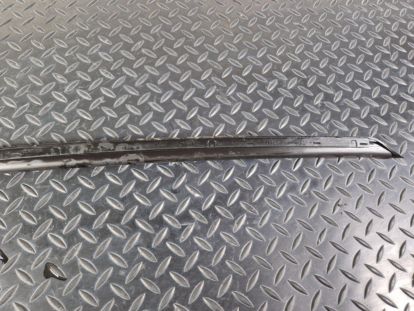 16-19 AUDI A4 B9 FRONT WINDSCREEN O/S WEATHERSTRIP MOULDING STRIP 8W0854328C