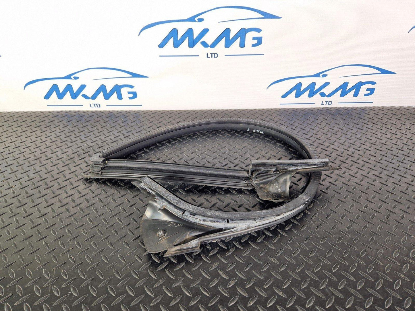 15-18 AUDI A7 4G GENUINE OEM FRONT LEFT  N/S UPPER DOOR RUBBER SEAL 4G8845353J