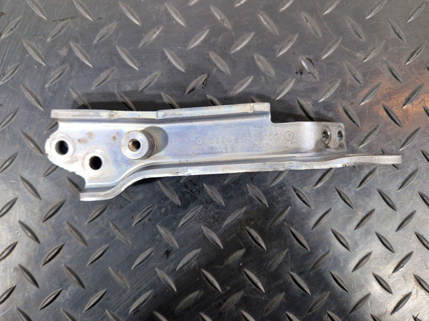 19-ON MERCEDES BENZ B CLASS W247 OM654 ENGINE LIFTING LUG A6542240100