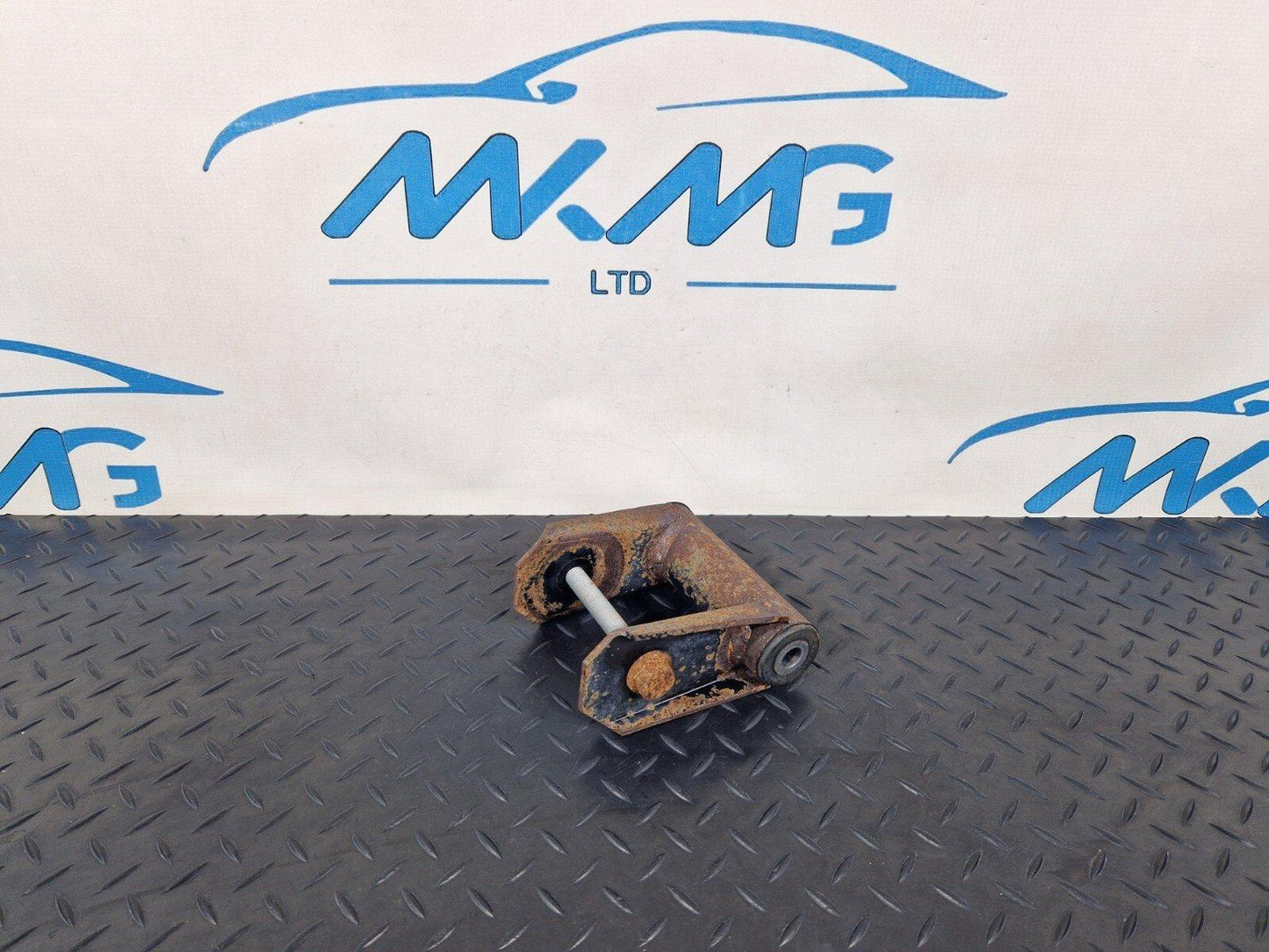 18-ON MERCEDES SPRINTER W907 W910 GENUINE REAR SPRING MOUNT A9063200063