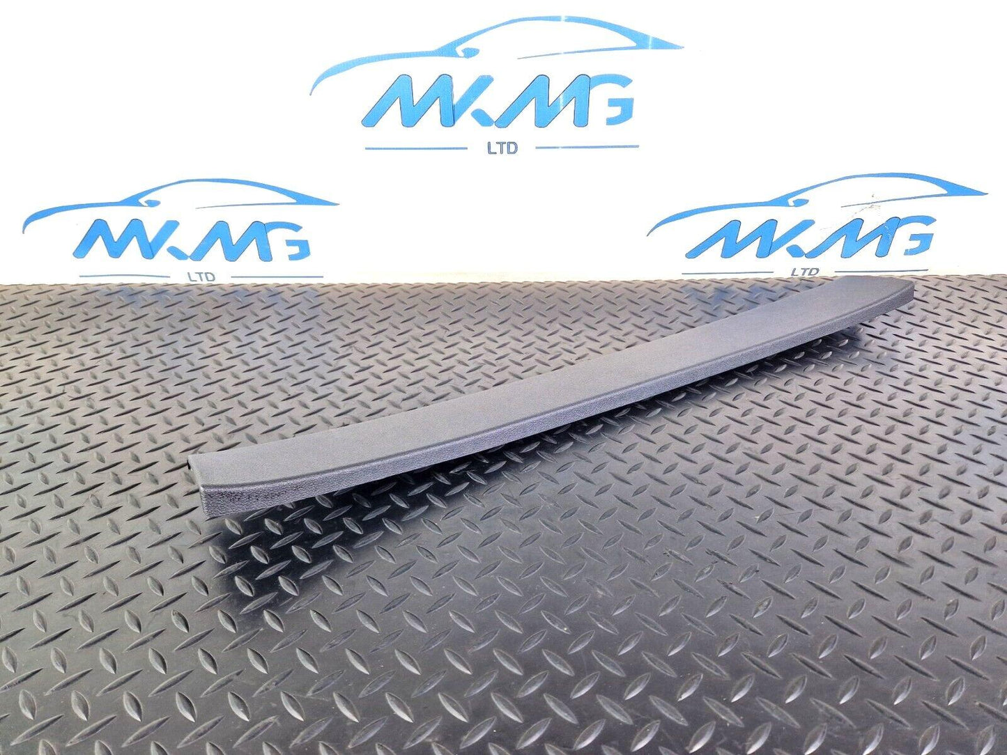 10-18 AUDI A7 4G S-LINE GENUINE CENTRE UPPER TAILGATE TRIM 4G8867606