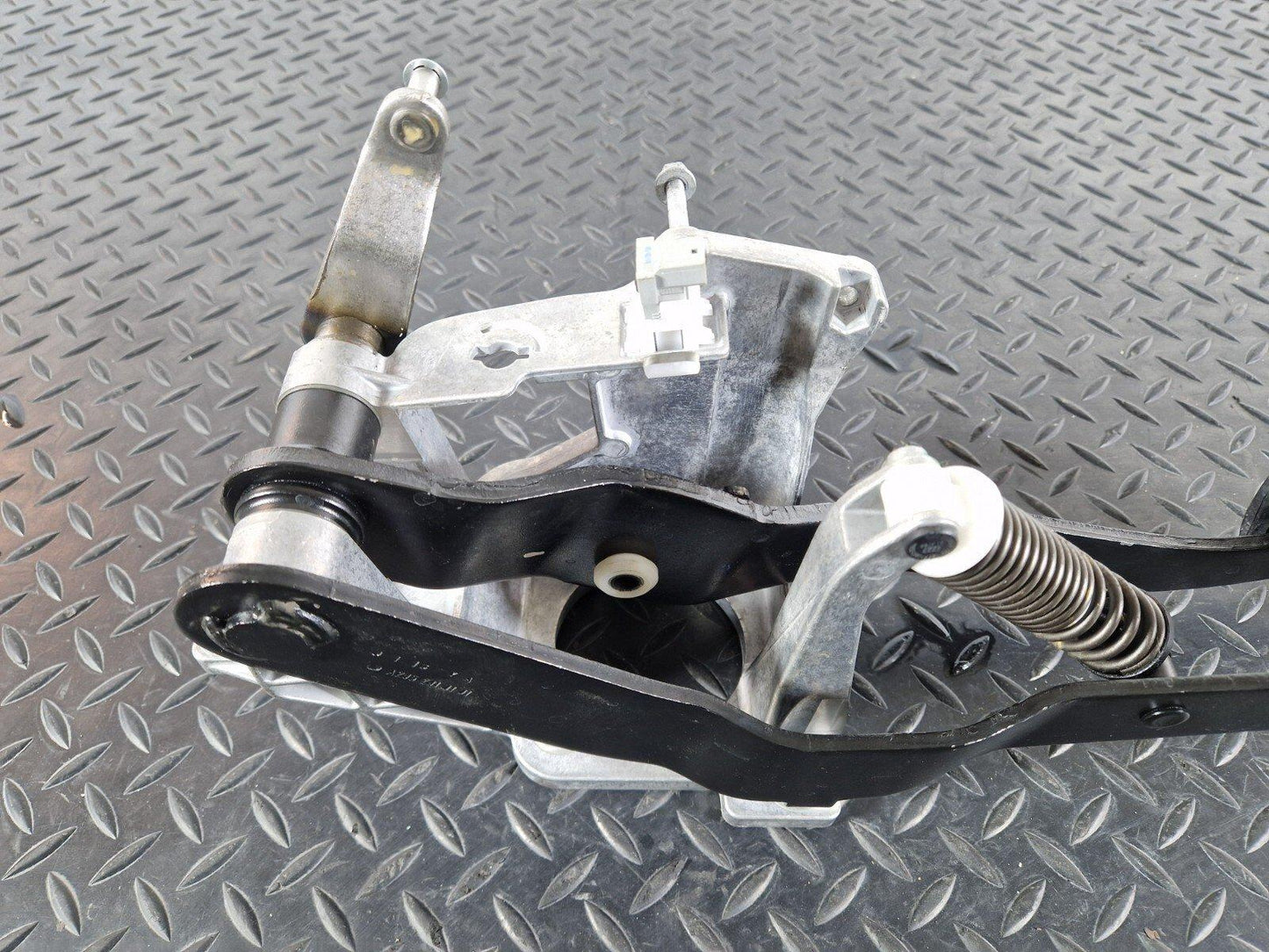 14-21 MERCEDES BENZ C200 W205 OEM MANUAL CLUTCH BRAKE PEDAL A2052910101