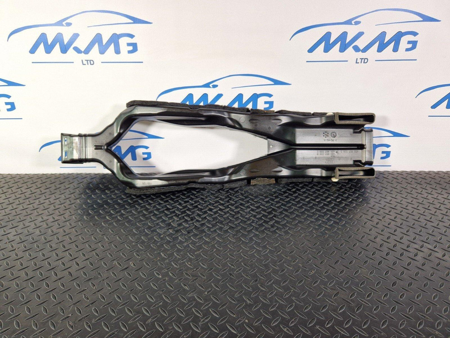 15-18 AUDI A7 4G CENTRE REAR VENTS AIR DUCTING CHANNEL 4G0857039