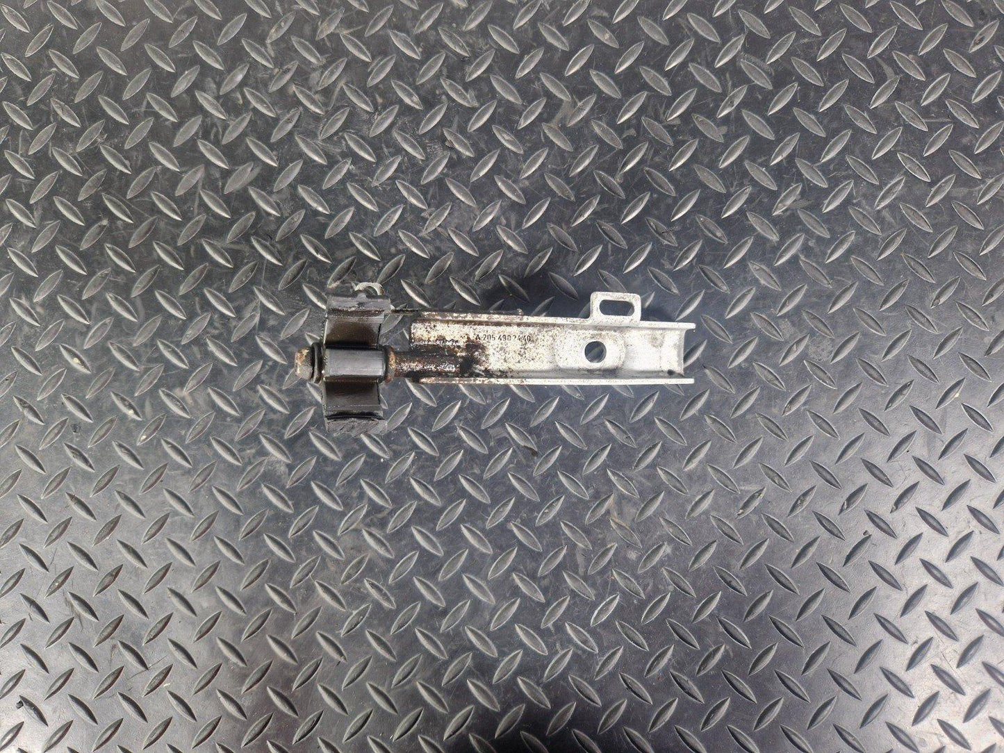 14-21 MERCEDES-BENZ C250D W205 OEM EXHAUST PIPE MOUNT HOOK BRACKET A2054902440