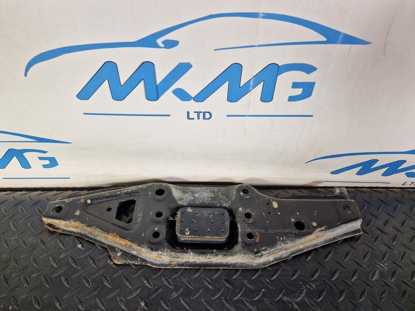 18-ON MERCEDES SPRINTER W907 FRONT BRACKET RIGHT LOWER MOUNT PLATE A9076220800