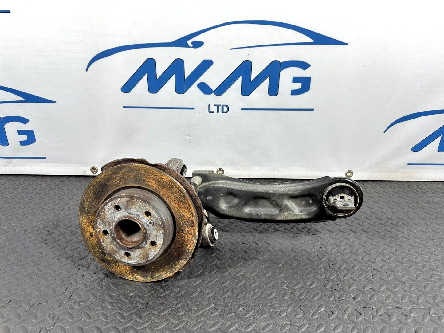 12-18 MERCEDES A-CLASS W176 GENUINE REAR RIGHT SIDE WHEEL HUB & ARM 2460406