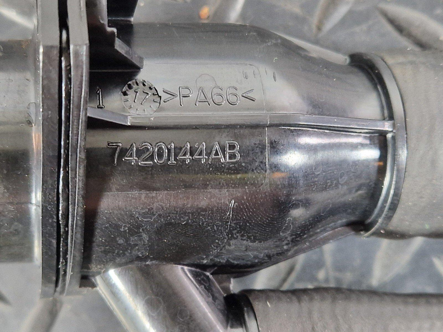 16-19 AUDI A4 B9 GENUINE ADBLUE TANK FILLING HOSES 8W0131963