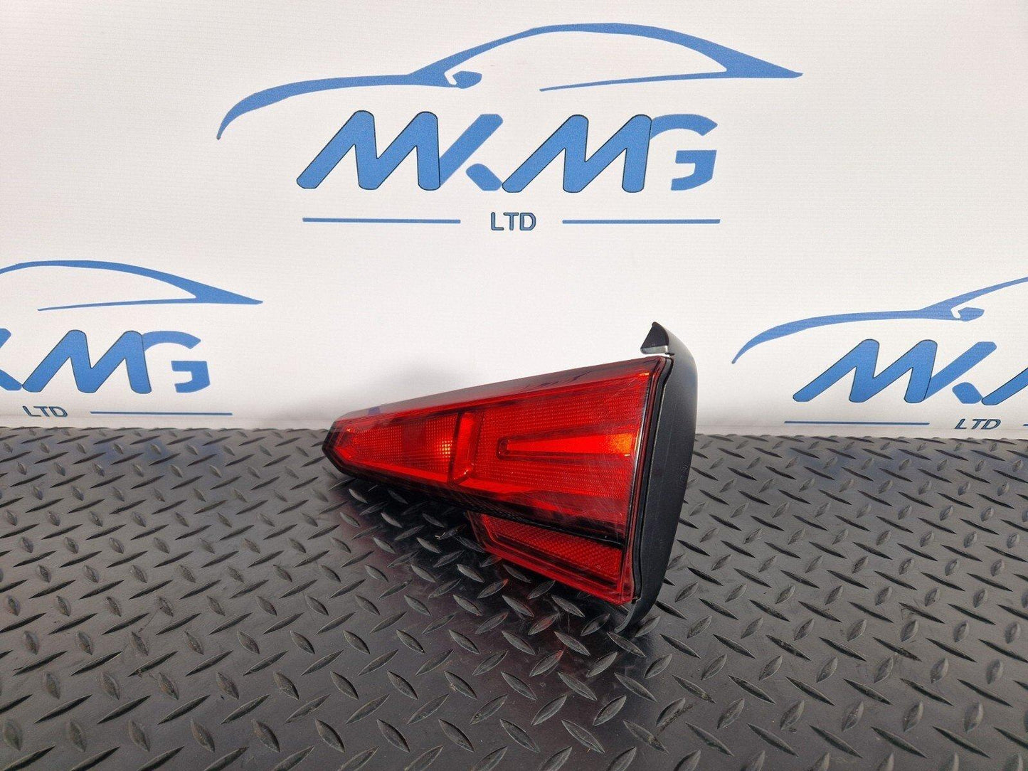 16-19 AUDI A4 B9 SALOON REAR RIGHT O/S/R INNER TAILGATE LIGHT 8W5945076A