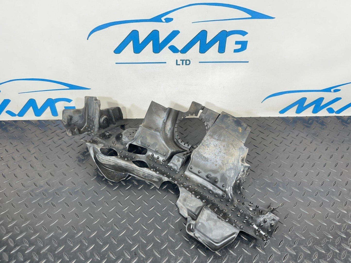 14-21 MERCEDES BENZ C300h W205 LEFT CENTER NOISE CAPSULE A2135244000