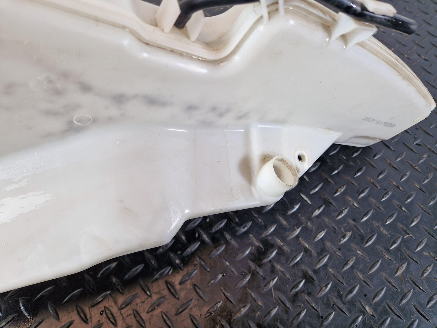 Range Rover Evoque L551 Genuine Windscreen Washer Bottle Tank K8D2-17B613-AC