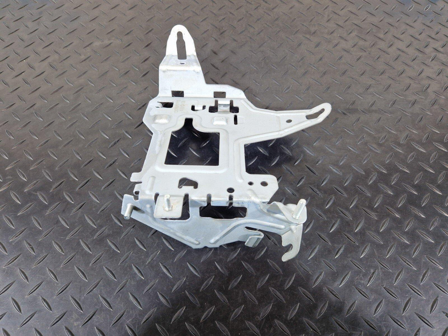 14-21 MERCEDES BENZ W205 FUSE BOX RELAY HOLDER BRACKET A2055451740