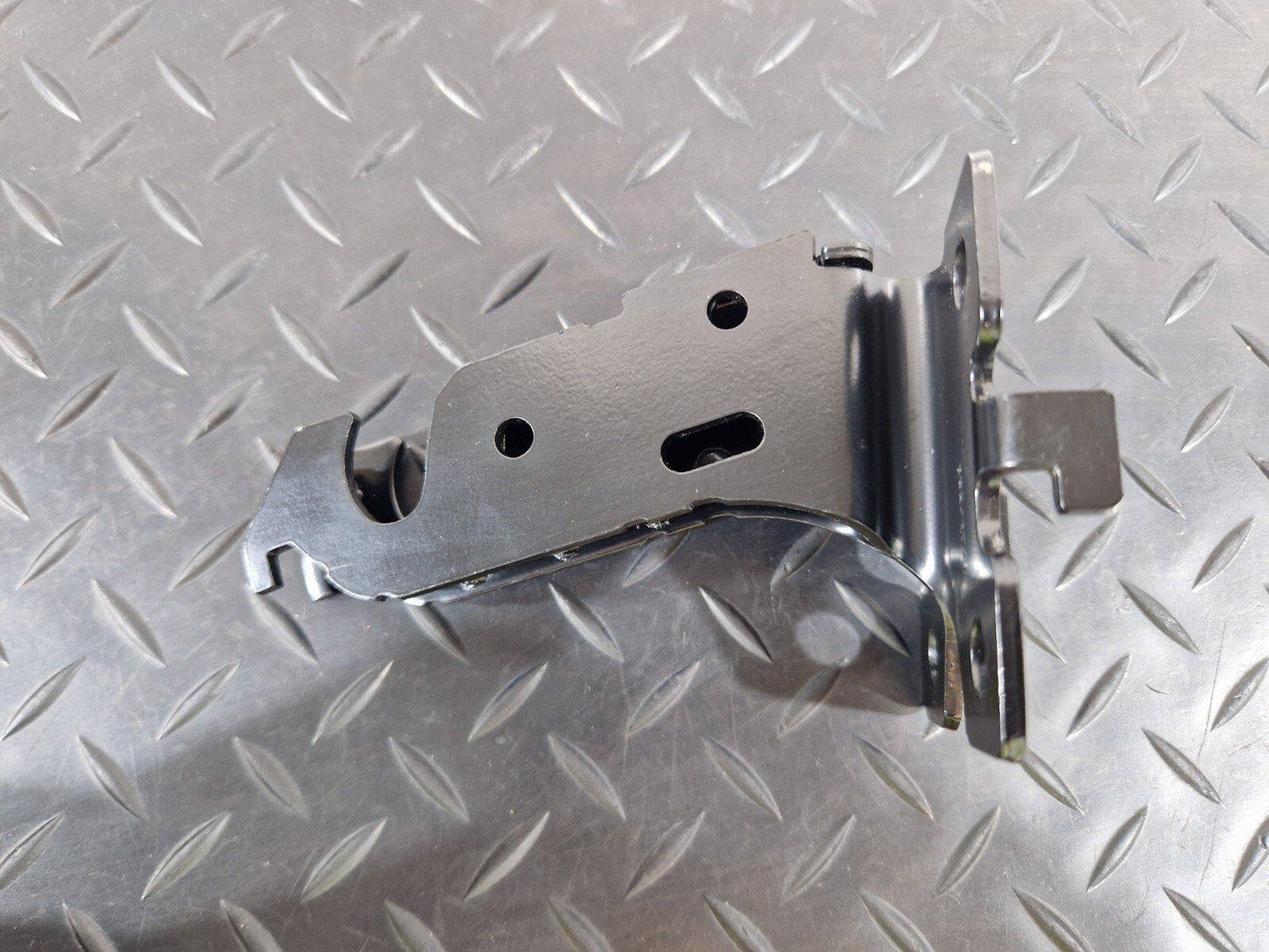 16-19 AUDI A4 B9 GENUINE OEM REAR CENTRE SEAT BRACKET MOUNT 8W0886177A
