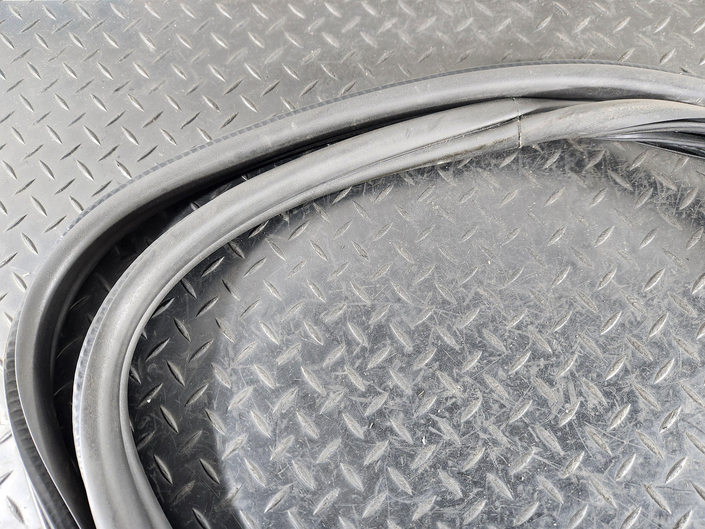 BMW 118i F40 Hatchback Front Door Rubber Seal Protection 7452341