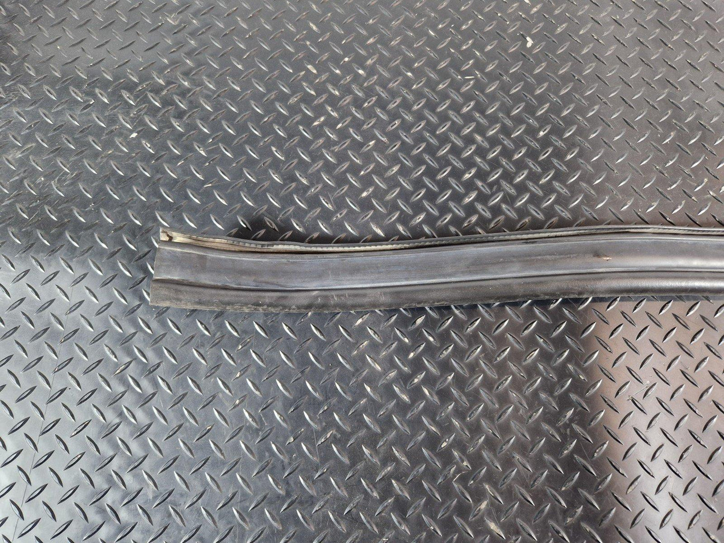 11-19 MERCEDES BENZ ML GLE W166 OEM ENGINE RUBBER SEAL A1668870098