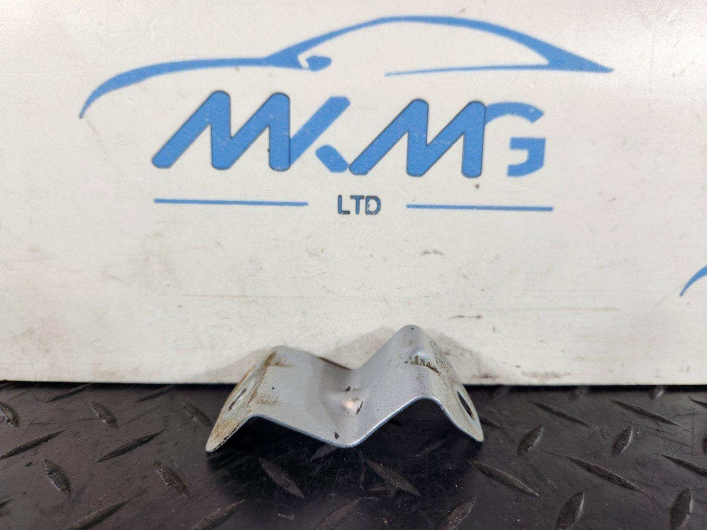 16-19 AUDI A4 B9 GENUINE FRONT WING BRACKET FITS LEFT & RIGHT 8W0821471