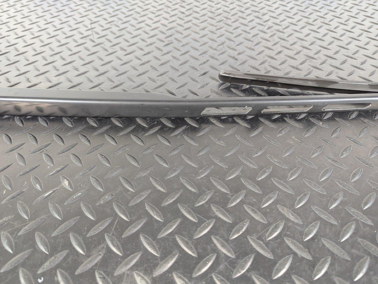 10-17 AUDI A8 4H FRONT LEFT WIPER ARM WITH BLADE 4H2955407A