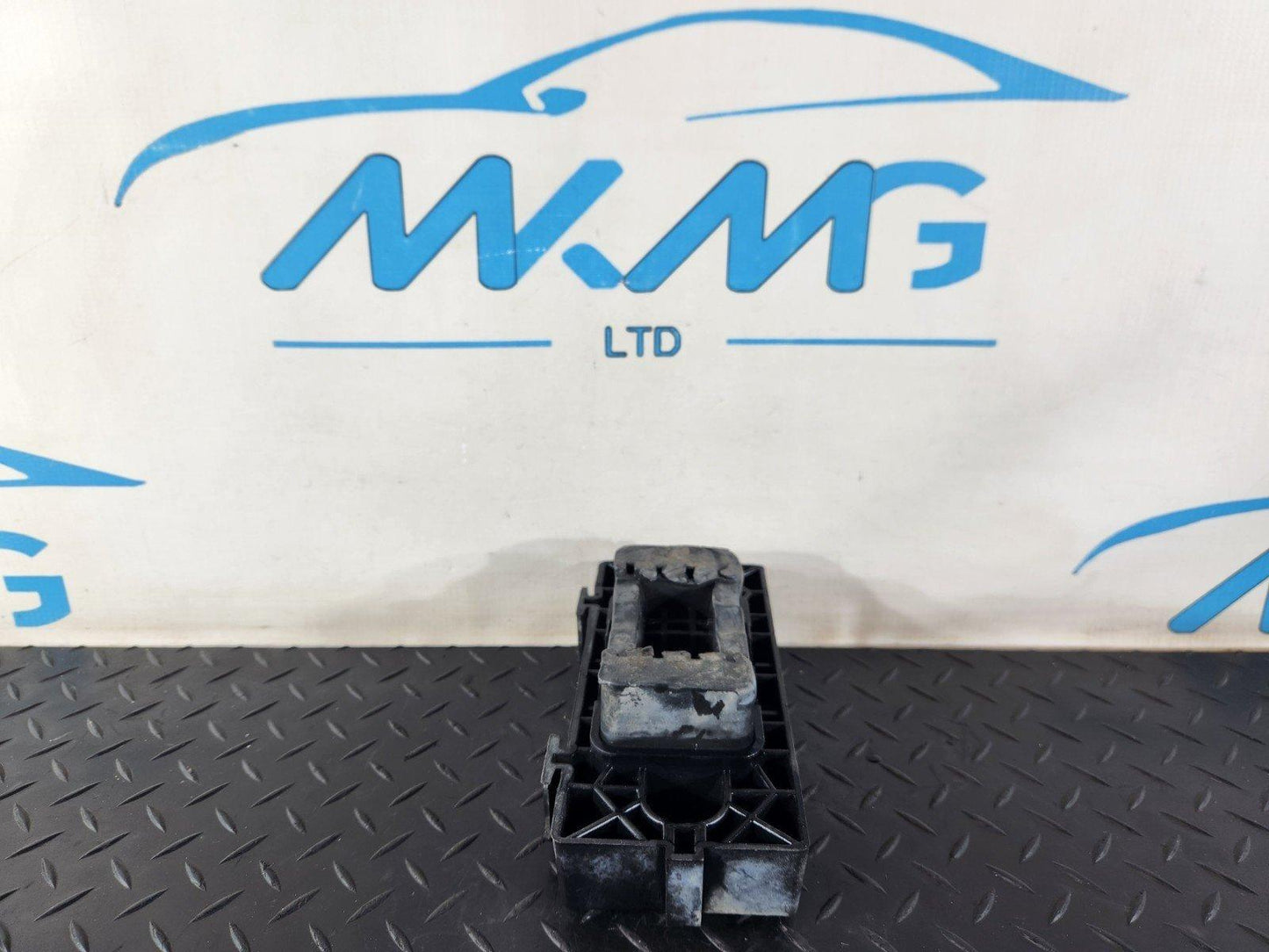 16-19 MERCEDES BENZ GLE W166 JACK SUPPORT MOUNT PAD A1666900334