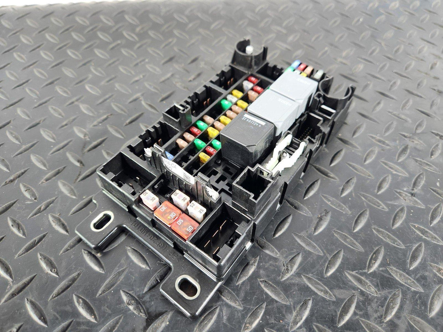 19-ON RANGE ROVER EVOQUE L551 GENUINE REAR FUSE RELAY BOX M8D2-14N030-AA