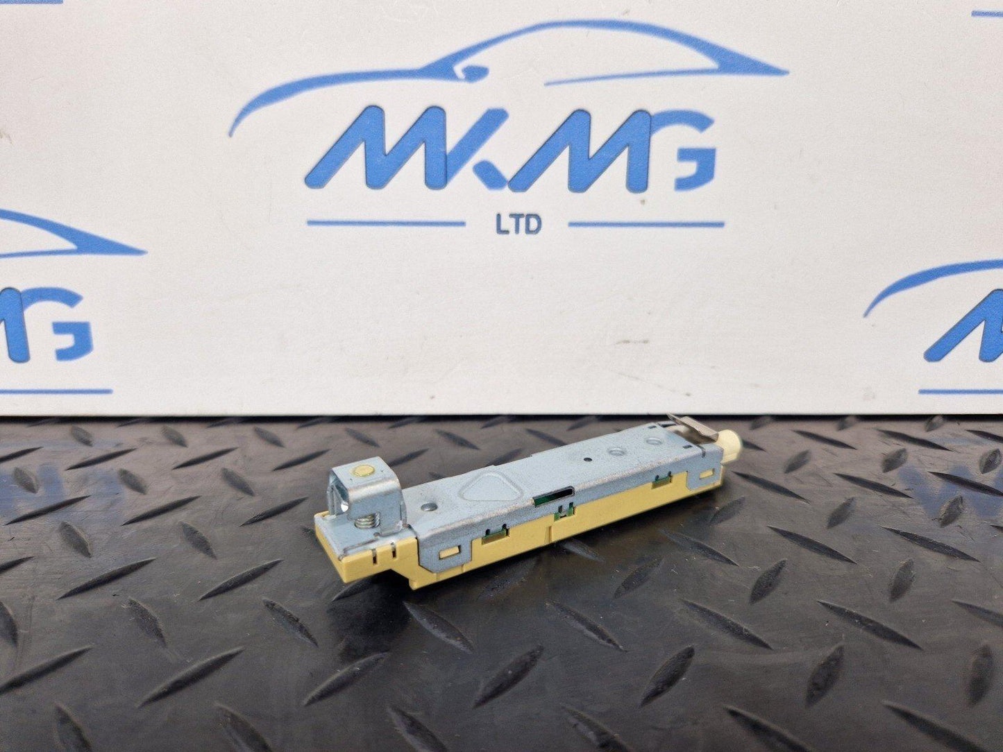 16-19 AUDI A4 B9 GENUINE ANTENNA AMPLIFIER 8W0035225