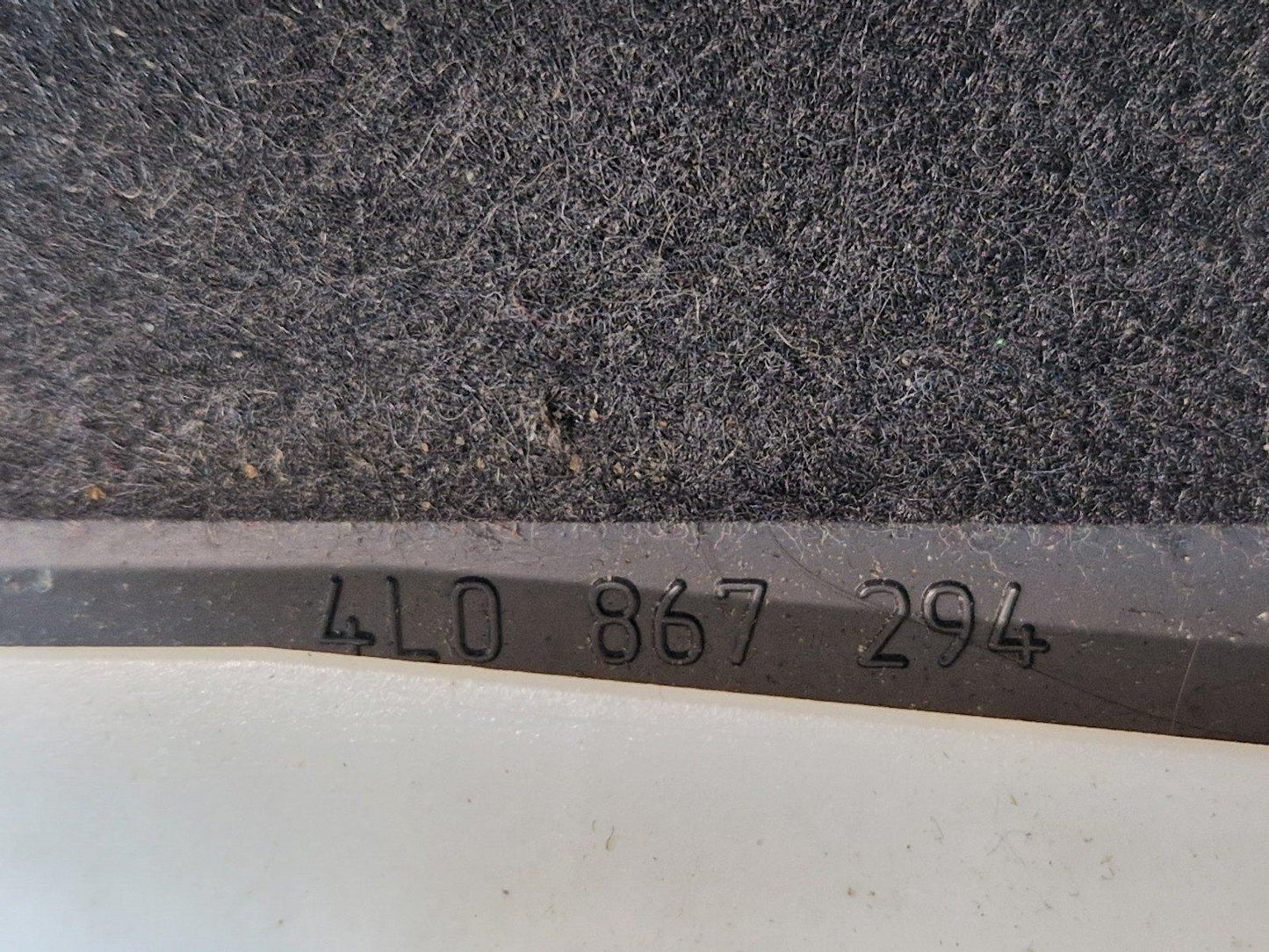 10-15 AUDI Q7 4L GENUINE RIGHT SIDE B PILLAR TRIM COVER 4L0819724