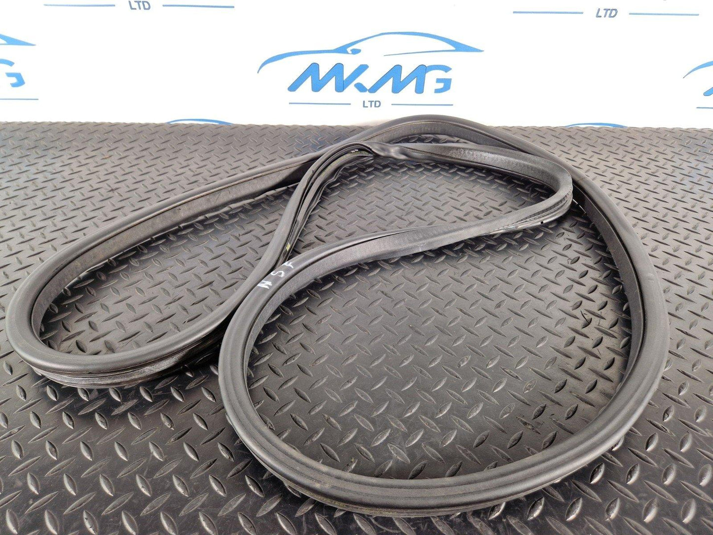 14-19 LAND ROVER L550 DISCOVERY OEM N/S/F FRONT LEFT DOOR SEAL RUBBER FK7220708A