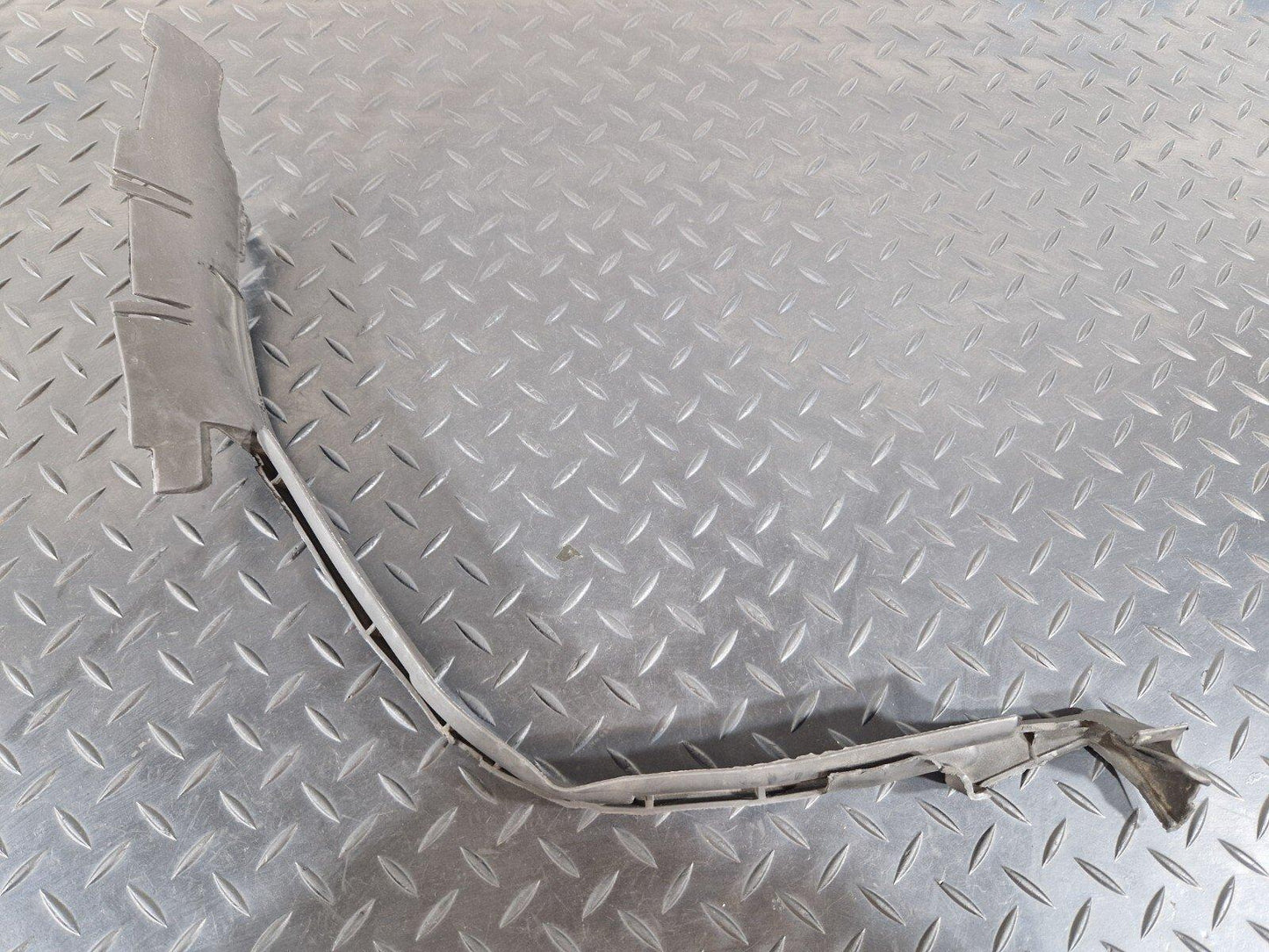 10-15 AUDI Q7 4L  FRONT LEFT SIDE RADIATOR AIR GUIDE SEAL 7L0121331