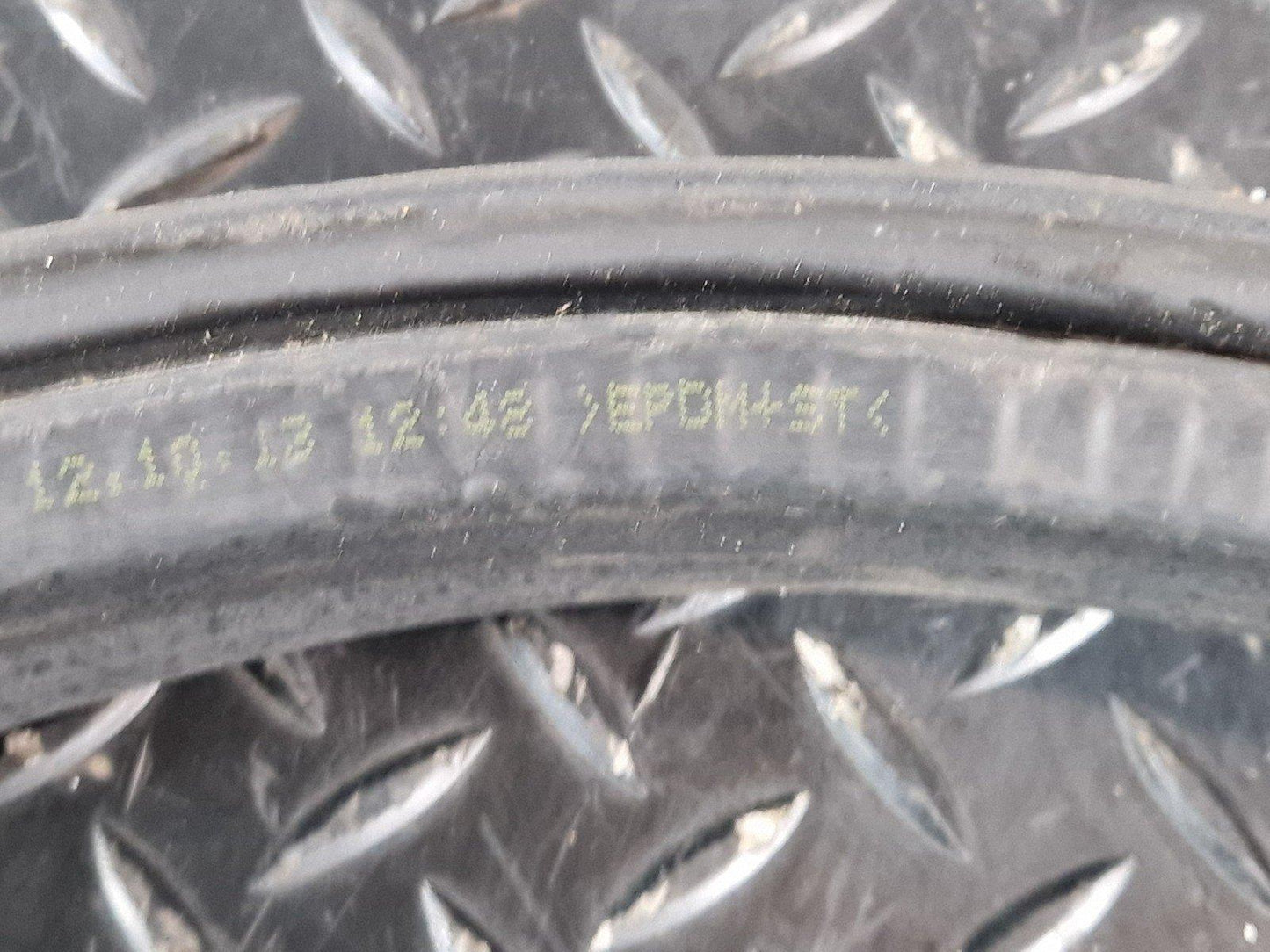 10-15 AUDI Q7 4L GENUINE BULK HEAD UNDER BONNET RUBBER SEAL 4L0823723