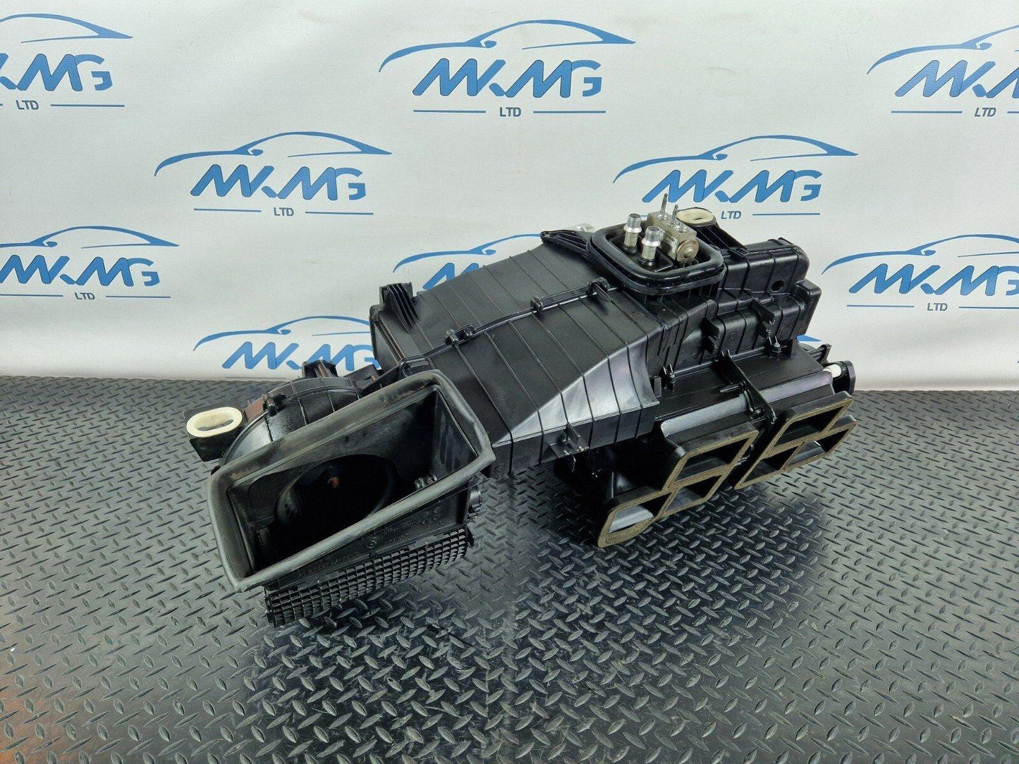 14-19 MERCEDES GLA X156 AIR CONDITIONING HEATER MATRIX HOUSING BOX A2468302302