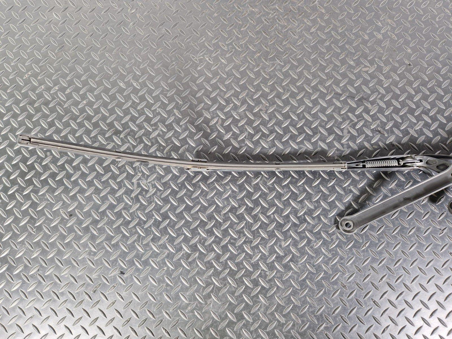 14-21 MERCEDES BENZ C300h W205 WINDSCREEN LEFT N/S WIPER ARM COVER A2058240219