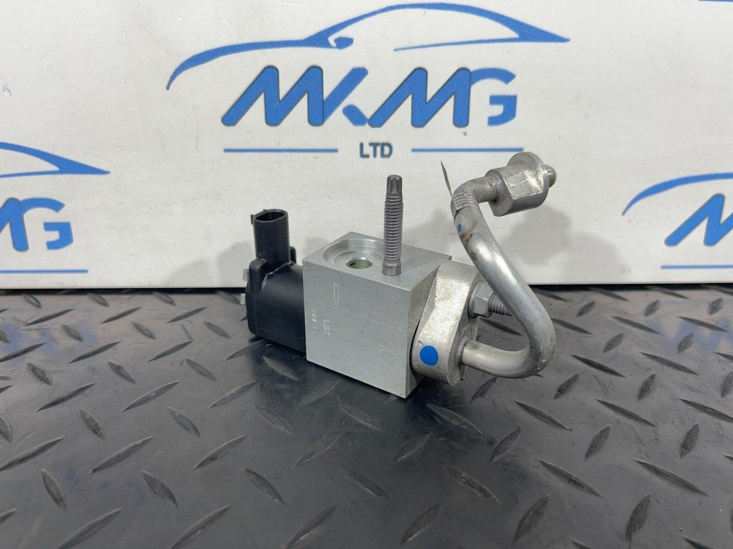 14-21 MERCEDES C300h W205 AIR CON OFF VALVE & PUMP LINE A2058307401 A2058307901