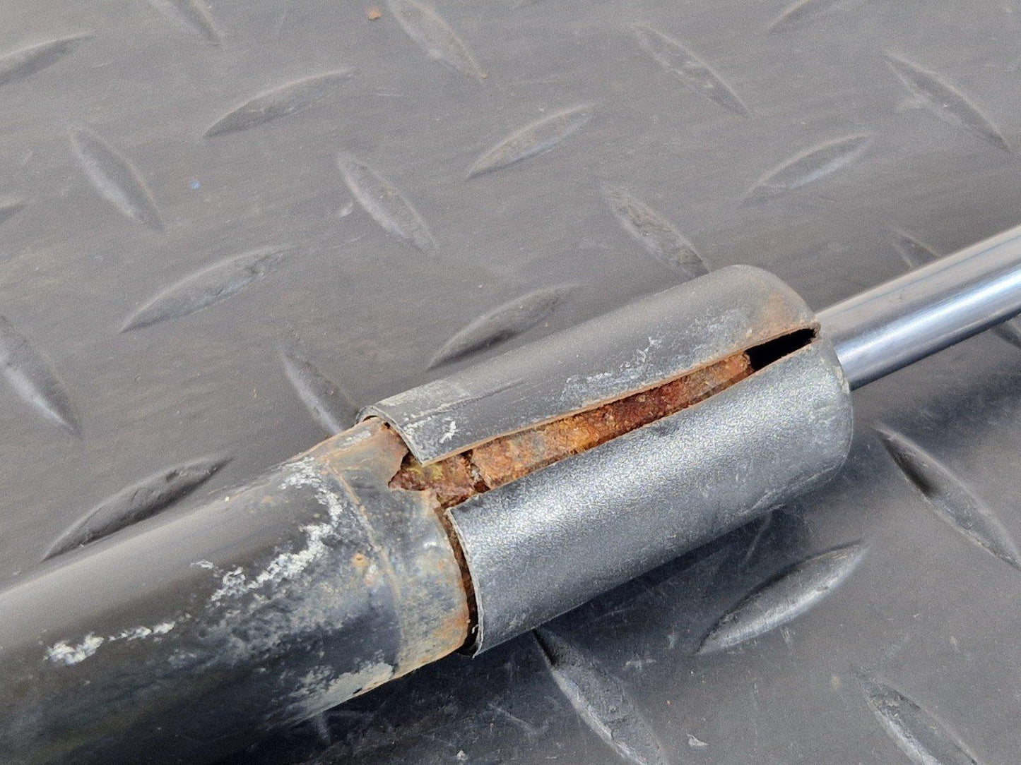 12-18 AUDI A6 C7 GENUINE OEM ORIGINAL REAR LIFT TAILGATE GAS STRUT 4G9827552A