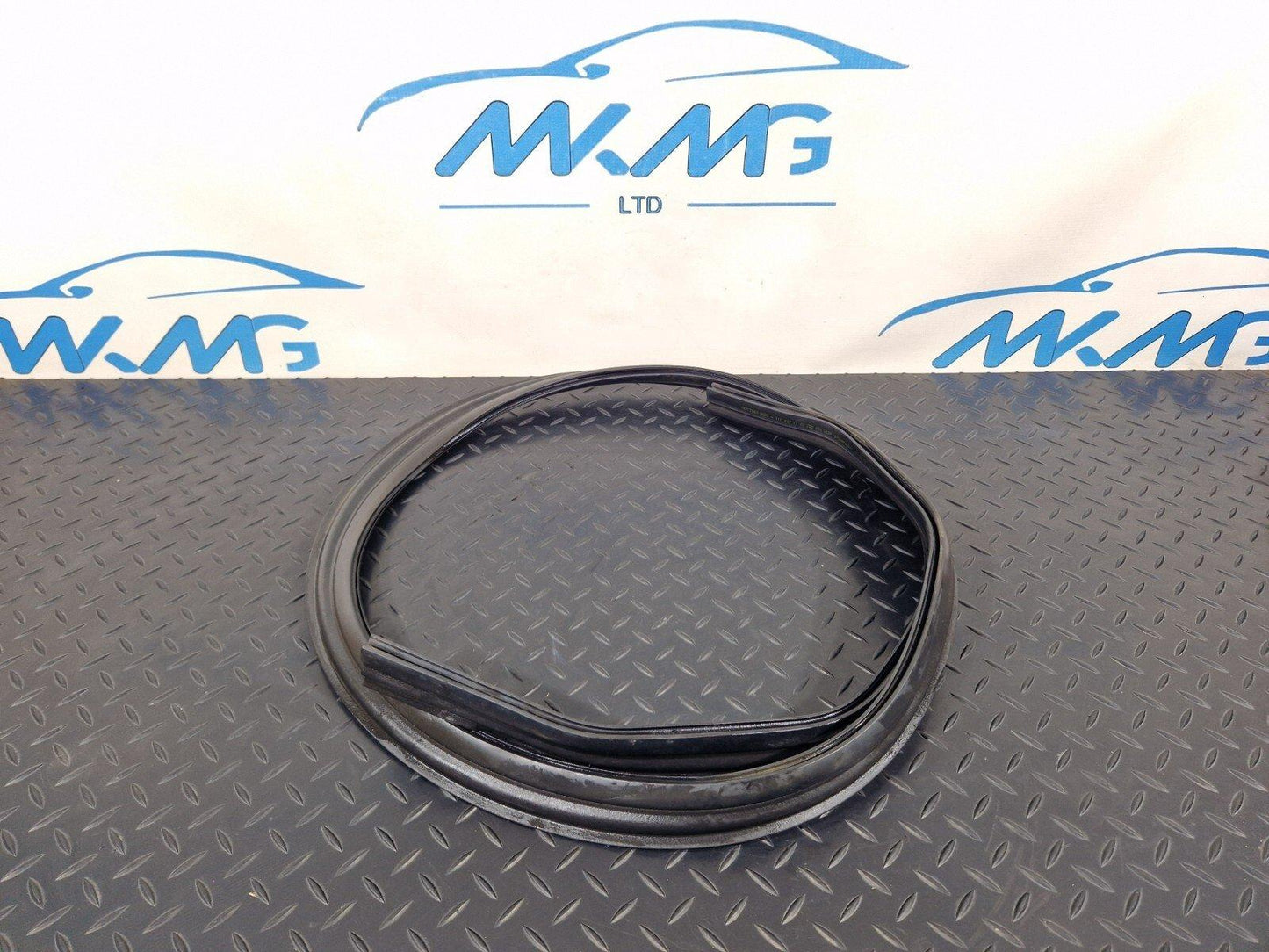 18-ON MERCEDES BENZ SPRINTER W907 HOOD BONNET RUBBER GASKET SEAL A9108871100