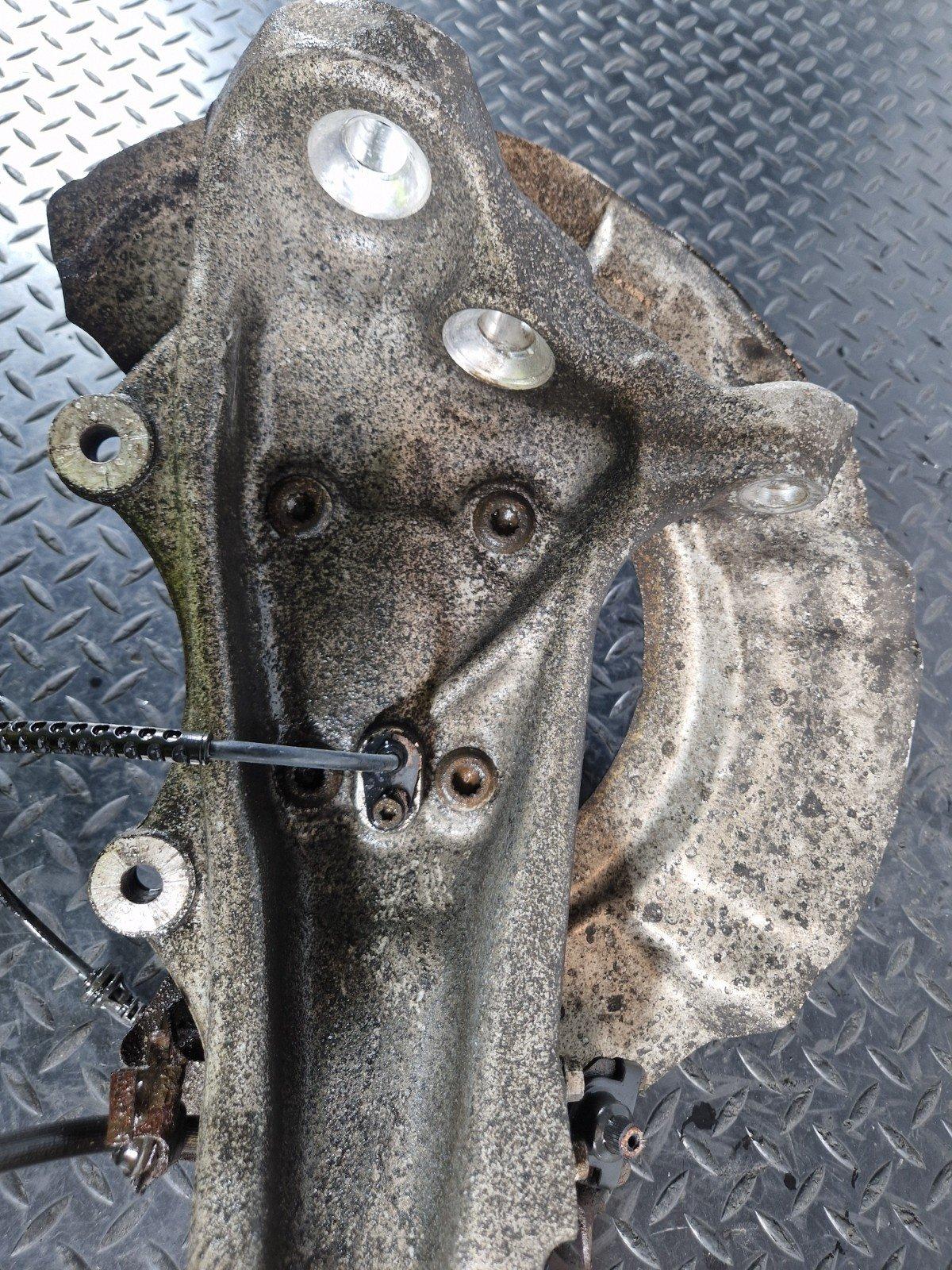 11-18 BMW 6 SERIES F13 FRONT RIGHT O/S WHEEL CARRIER HUB 6775770