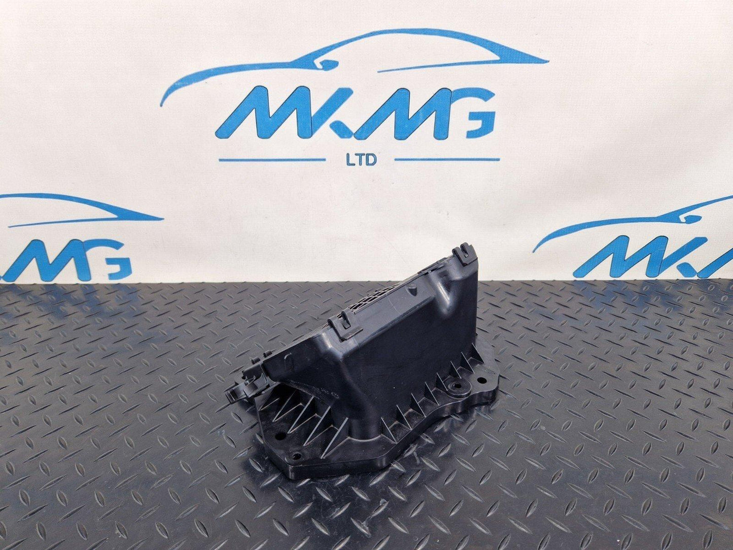16-19 AUDI A4 AVANT B9 S-LINE OEM FRONT AIR INTAKE DUCT VENT 8W2819904A