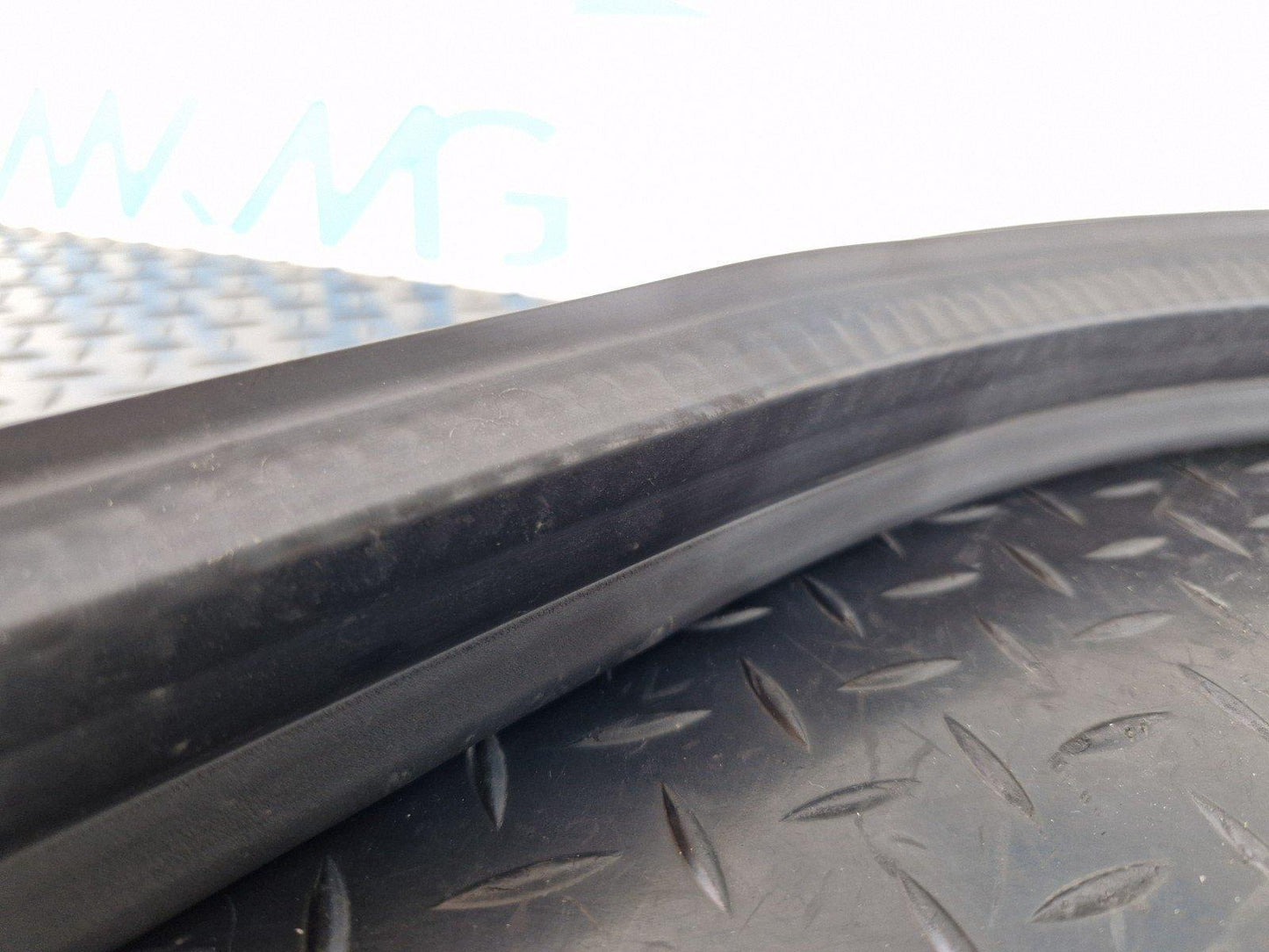AUDI Q5 8R GENUINE ENGINE BONNET HOOD RUBBER SEAL 8R0823723B