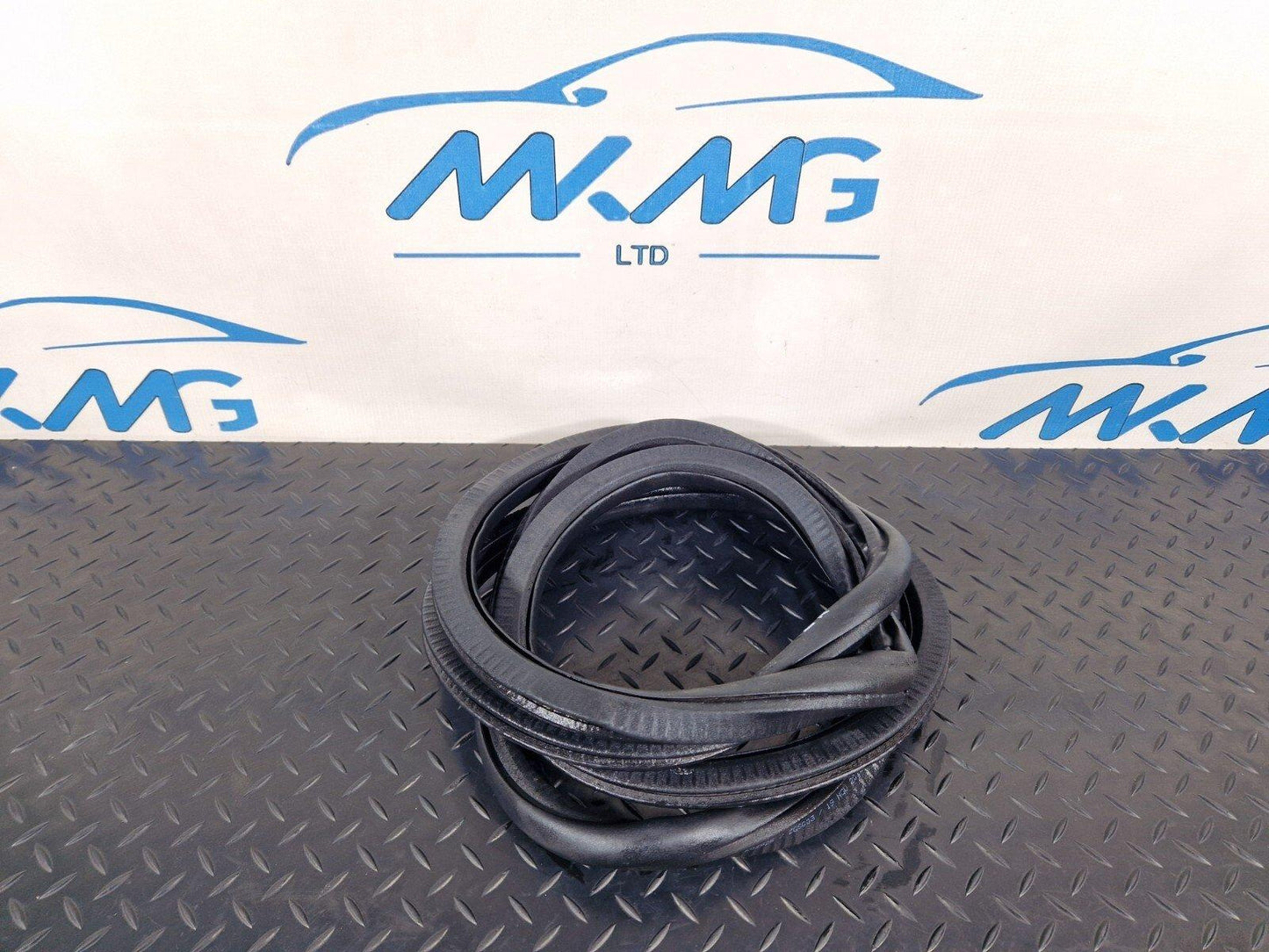 19-ON MERCEDES B CLASS W247 REAR DOOR RUBBER SEAL FITS LEFT & RIGHT A2476920400