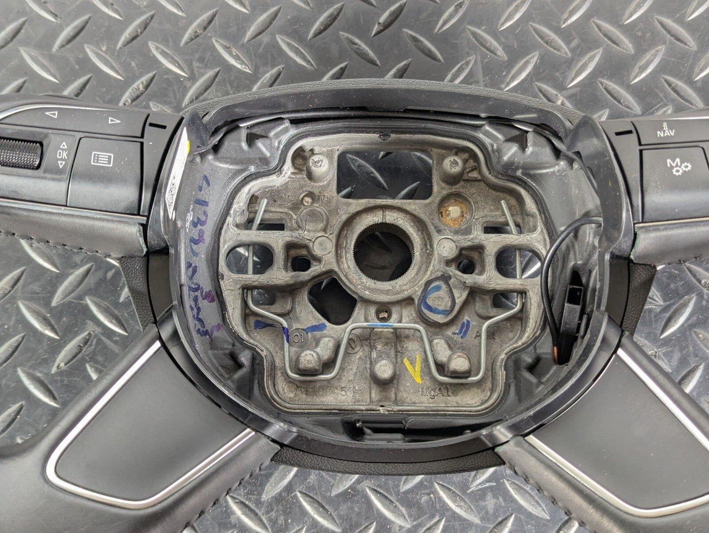 10-17 AUDI A8 4H GENUINE STEERING WHEEL 4H0419091AB